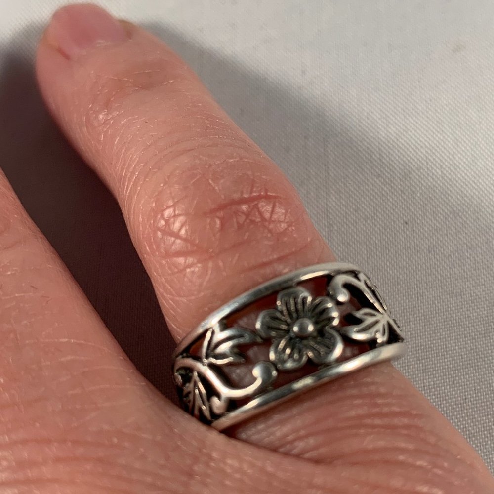.925 Sterling Women's size 4 Floral Motif Ring - Picture 4 of 7